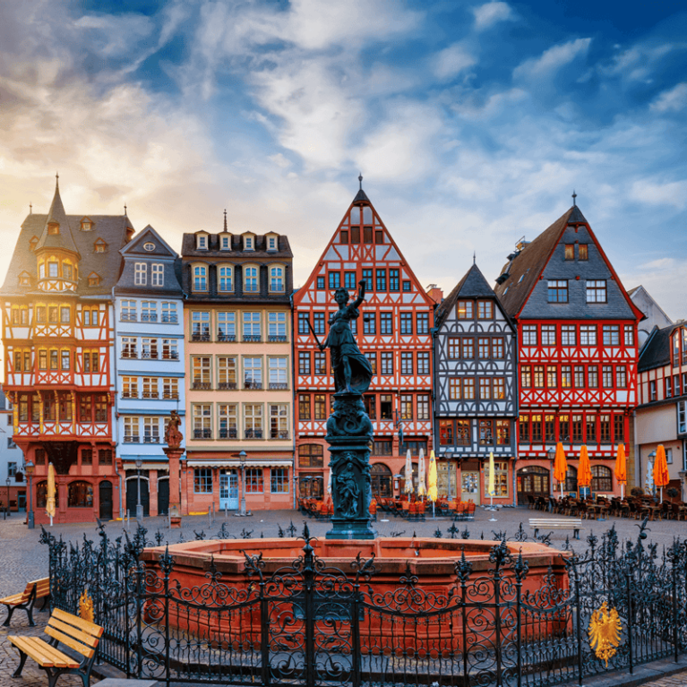 Half-timbered, colourful buildings in the background of the Justice Fountain in Frankfurt's Altstadt